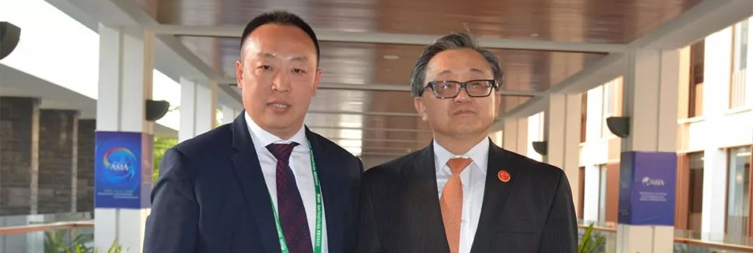 少妇蜜液36p联合国副秘书长刘振民和赵章栓会长在博鳌亚洲论坛亲切交"